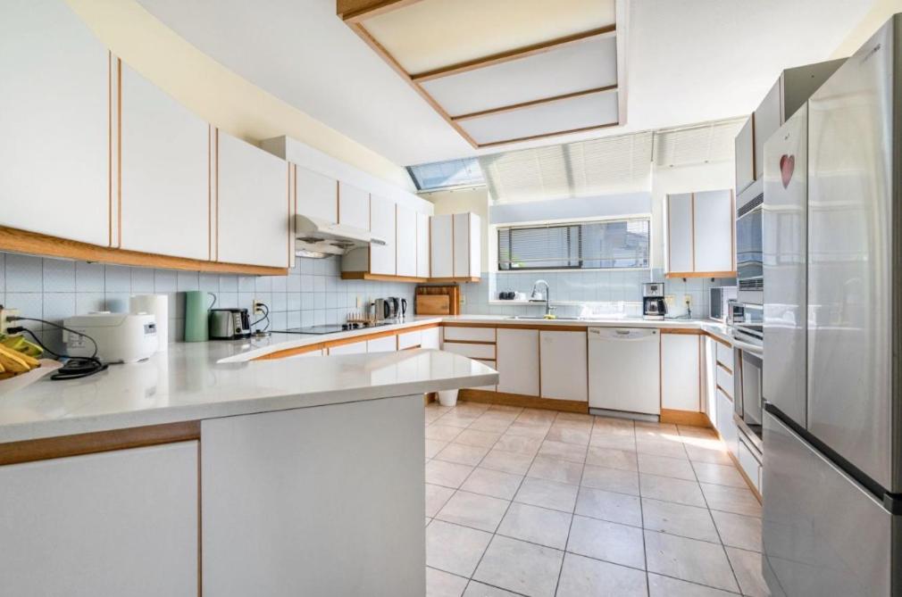 Stylish & Central Vancouver Retreat - Steps From Local Attractions! Apartment ภายนอก รูปภาพ
